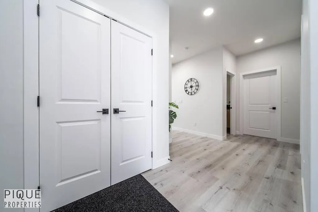 *New*Luxury Living*King Bed*Ac&Fireplace*Sleeps13! Edmonton Holiday home